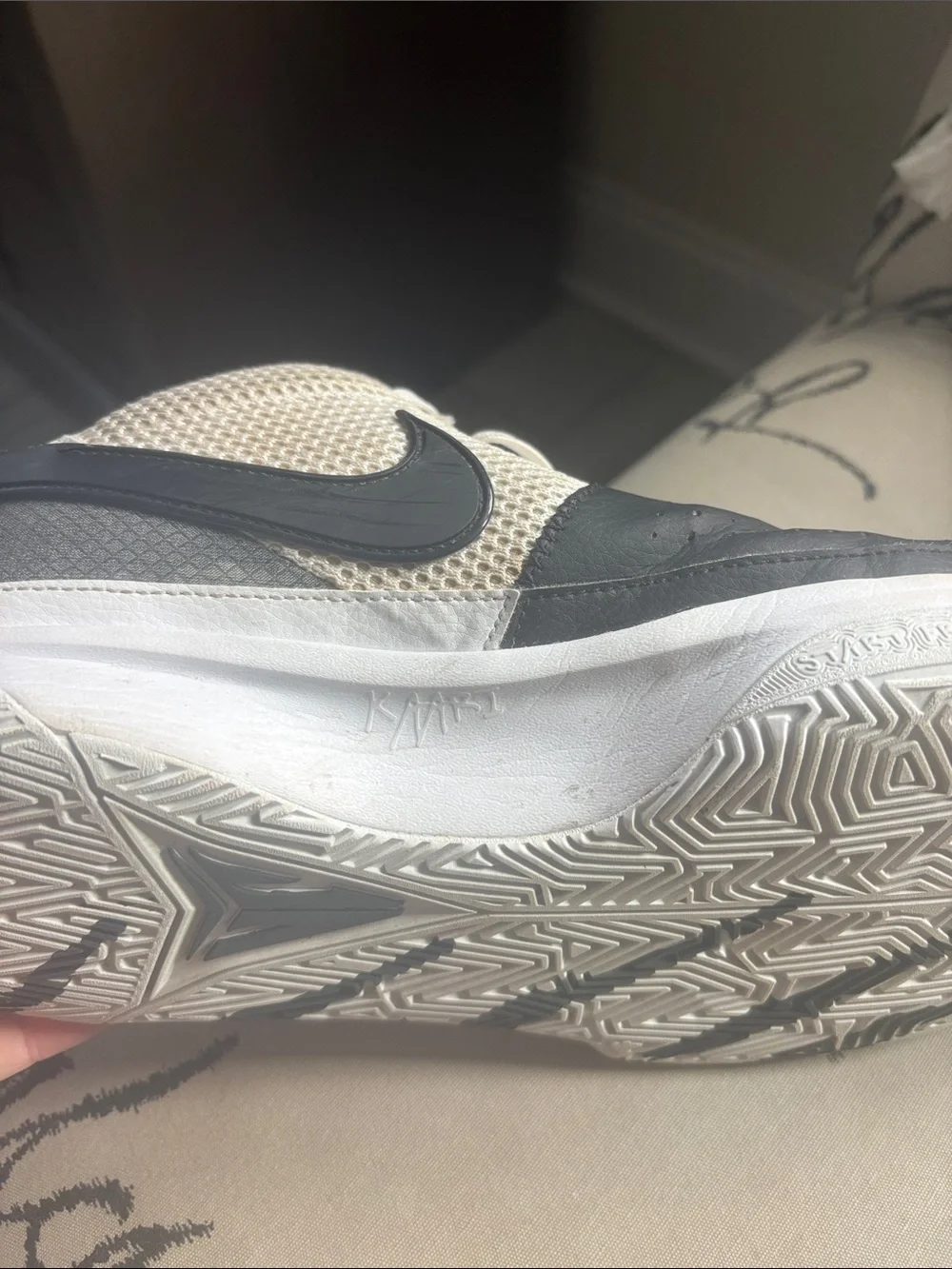 Nike men’s Cream and Black Low-Top Mesh Sneakers size 12